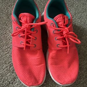 Woman’s Nike tennis shoes. Size 8